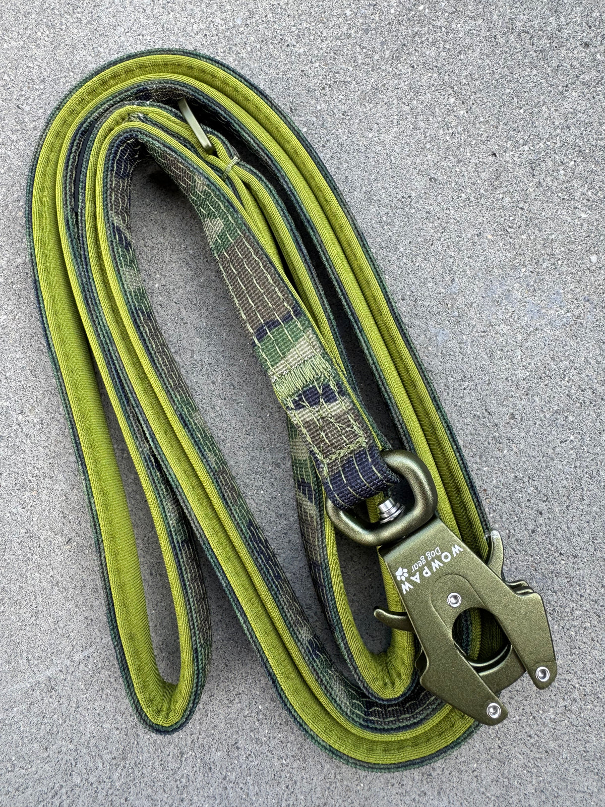 Guinzaglio tattico per cani ULTRA LIGHT, edizione Verde militare mimetico, lunghezza 1,8m con moschettone a rana medio