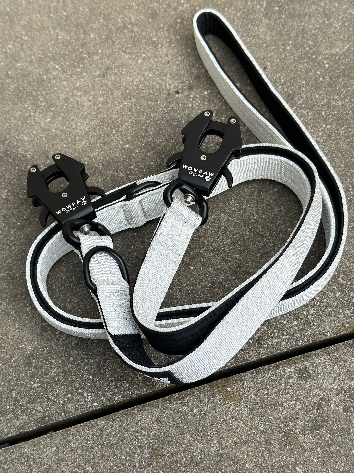 Taktische Hundeleine mit Froschkarabiner 360° drehbar, Länge 2m, verstellbar, Weiß