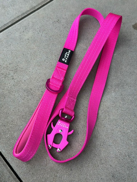 Taktische Hundeleine ULTRA LIGHT SOFTLINE Magenta Edition 360° drehbar Länge 1,5m