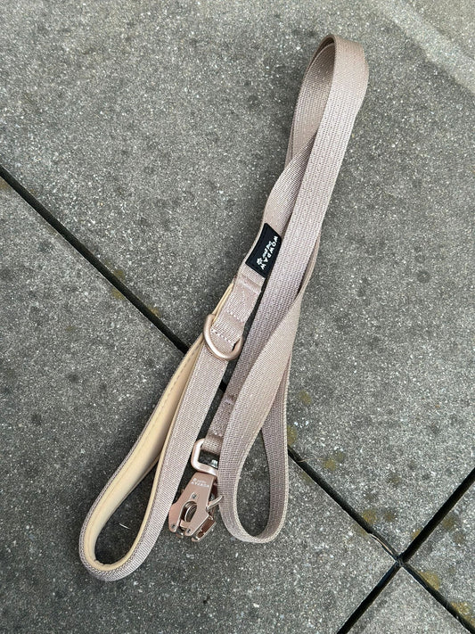 Taktische Hundeleine ULTRA LIGHT SOFTLINE XXS Beige Edition – 1,5 m mit Mini-Froschkarabiner