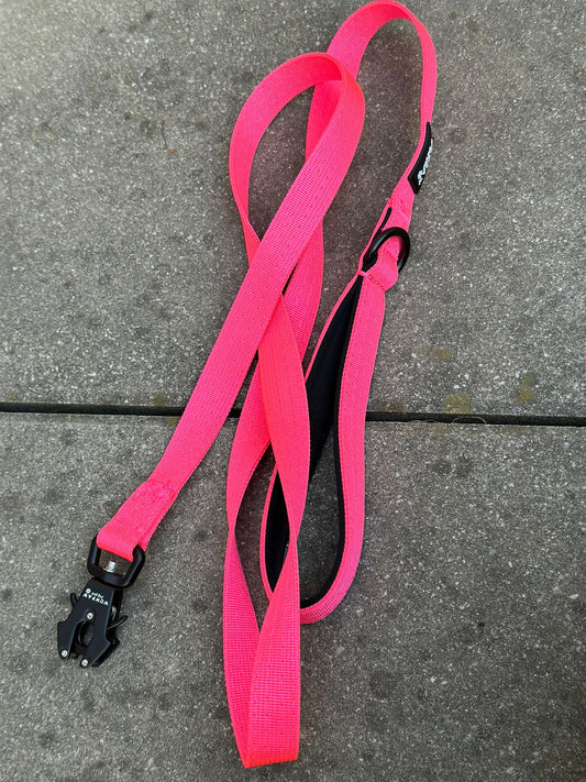 Taktische Hundeleine ULTRA LIGHT SOFTLINE XXS Neonpink – 1,5 m mit Mini-Froschkarabiner