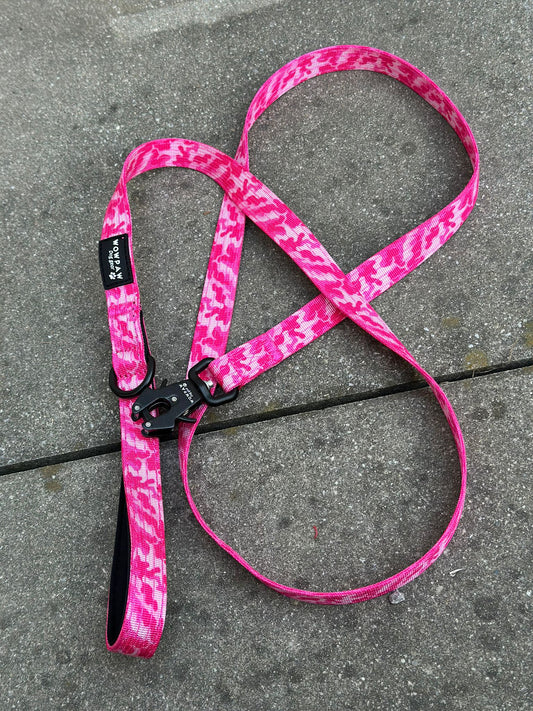 Taktische Hundeleine ULTRA LIGHT SOFTLINE XXS Pink Camouflage – 1,5 m mit Mini-Froschkarabiner