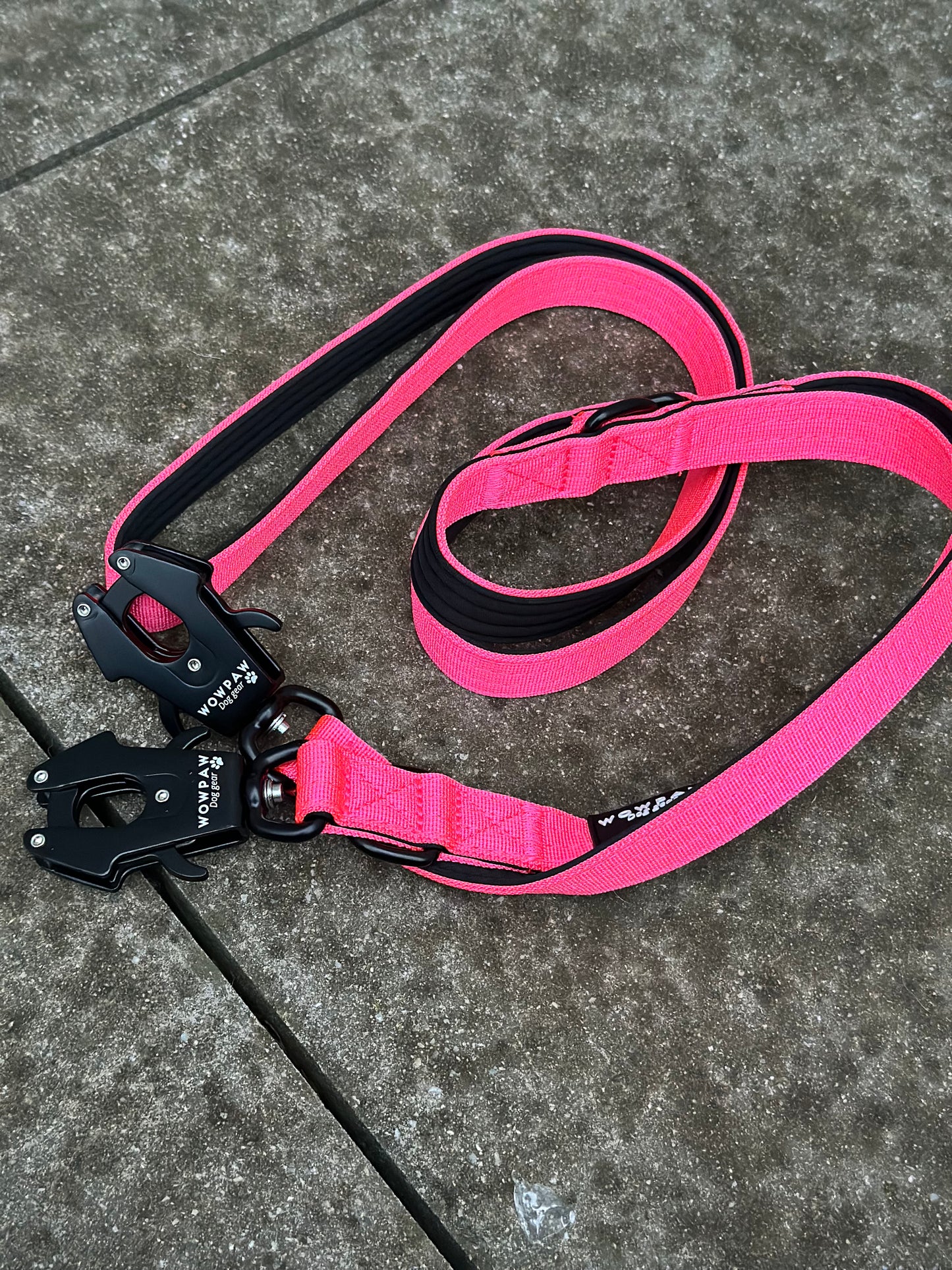 Taktische Hundeleine mit Froschkarabiner 360° drehbar, Länge 2m, verstellbar, Neonpink