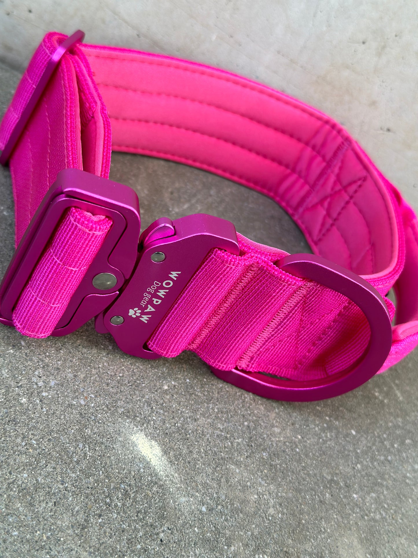 Hochwertiges taktisches Hundehalsband 5cm ULTRA LIGHT Magenta Edition Größe M